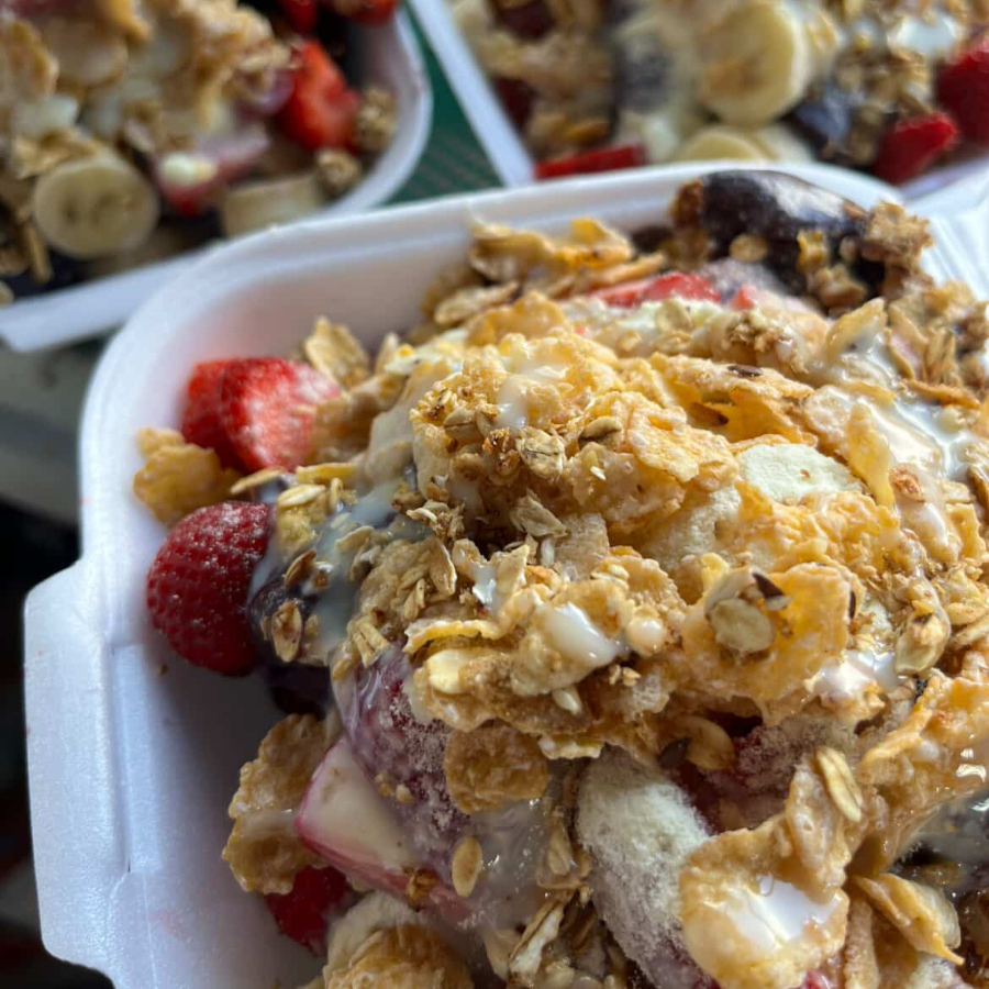 Açai trufado com banana, morangos, leite em po, leite condensado e nutella