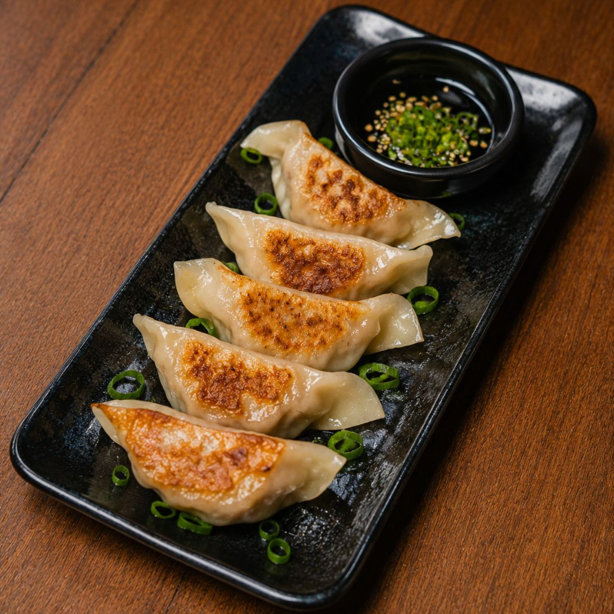 Pastéis orientais grelhados, recheados com carne bovina e suína, crocantes por fora e suculentos por dentro.