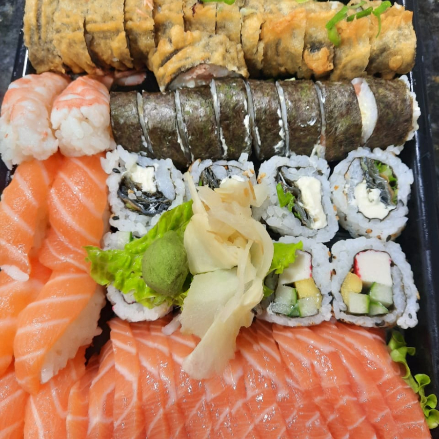 52 peças: 10 sashimi salmão, 6 sushi salmão, 2 sushi camarão, 5 uramaki skin, 5 uramaki california, 10 filadelfia roll, 2 harumaki camarão, 2 harumaki doce.