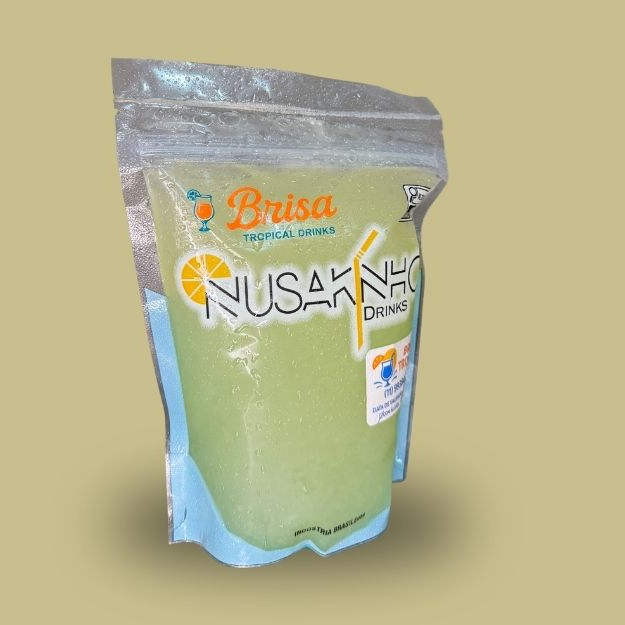 Refrescância que desperta os sentidos. Nossa Caipirinha de Limão combina a acidez marcante da fruta com a suavidade da vodka, resultando em um equilíbrio perfeito entre sabor e frescor. Ideal para os dias quentes ou para dar aquele toque especial no seu momento de descanso. São 500ml de uma experiência gelada, vibrante e irresistível.