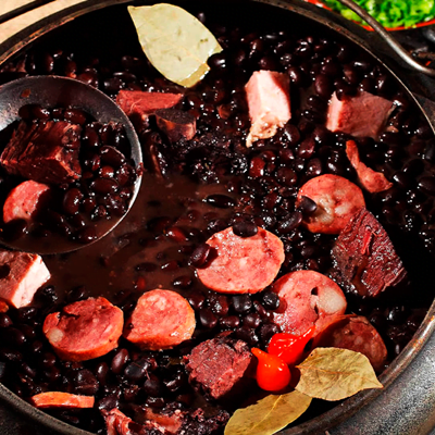 Feijoada completa acompanhada de arroz, couve, vinagrete, farofa e laranja. Aprox 1kg. Serve 1 a 2 pessoas.