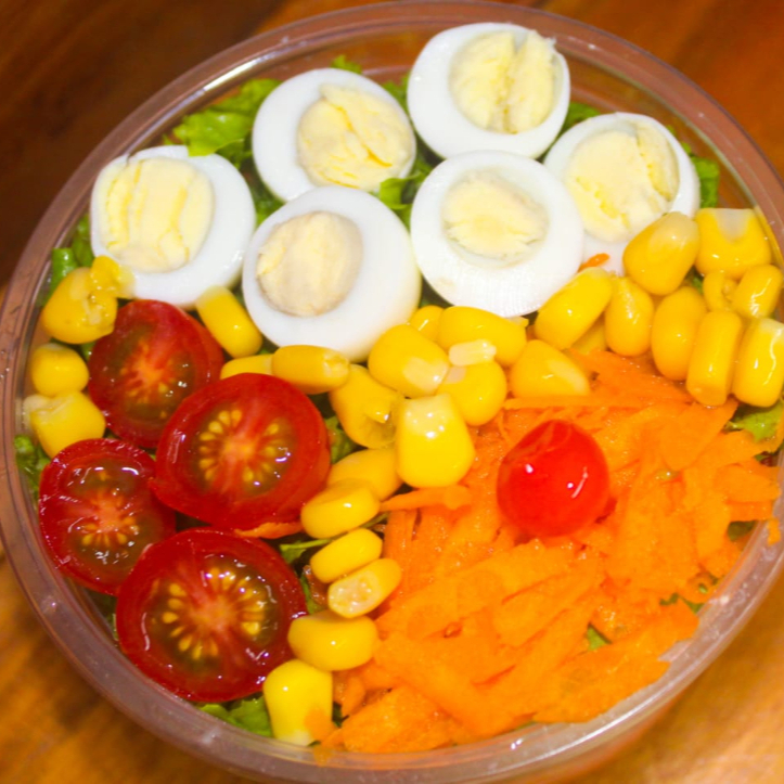 Ovo de Codorna, Milho, Tomate Cereja,Cenoura e Alface Crespa