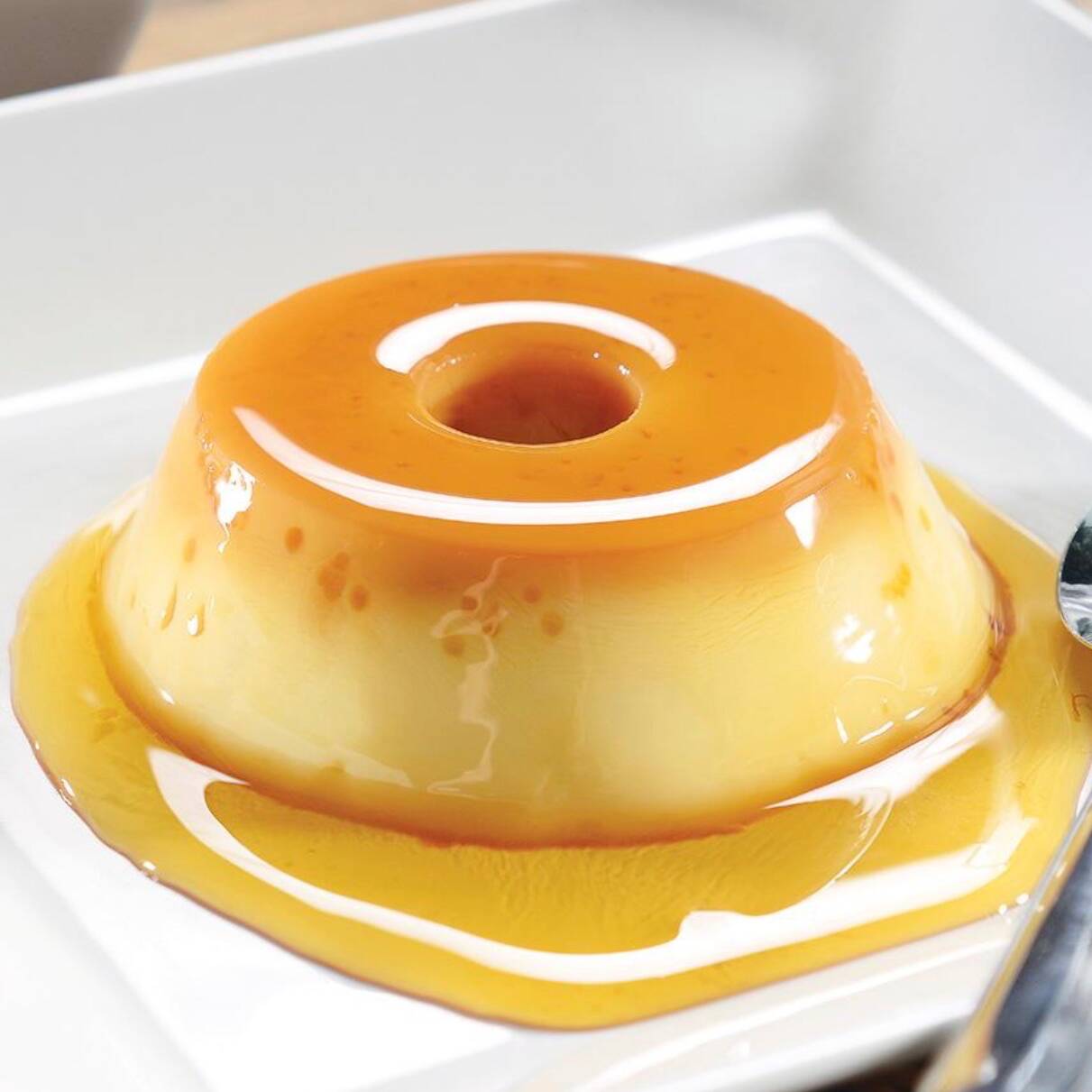Um clássico pudim cremoso feito com leite condensado, ovos e caramelo. Aprox ( 100 à 120 gr)