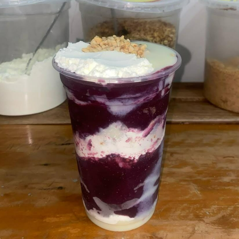 Manuella Açaí & Cia Prepare-se para uma explosão de sabores e qualidade! Nosso açaí de 500 ml é cremoso, geladinho e irresistível. Perfeito para quem ama energia, sabor e aquele toque especial que só a Manuella Açaí & Cia oferece. Monte do seu jeito com os melhores acompanhamentos e sinta o verdadeiro gosto da felicidade!