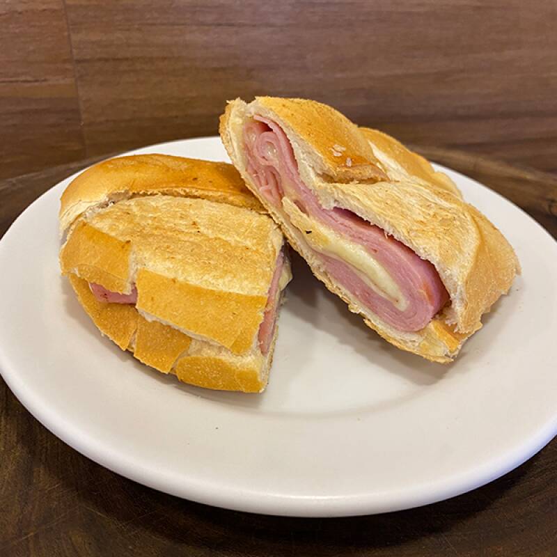 Sanduíche misto quente feito com pão FRANCES, presunto e queijo derretido, uma opção saborosa e rápida.