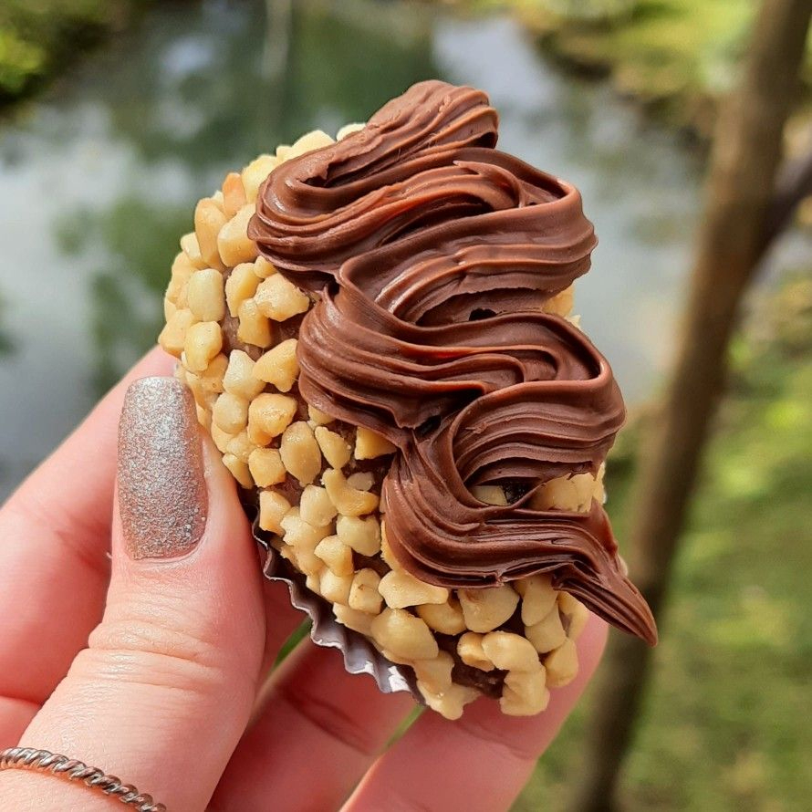Uma deliciosa coxinha de ferreiro rocher, massa cremosa de chocolate coberto com amendoim triturado e por cima uma camada de Nutella