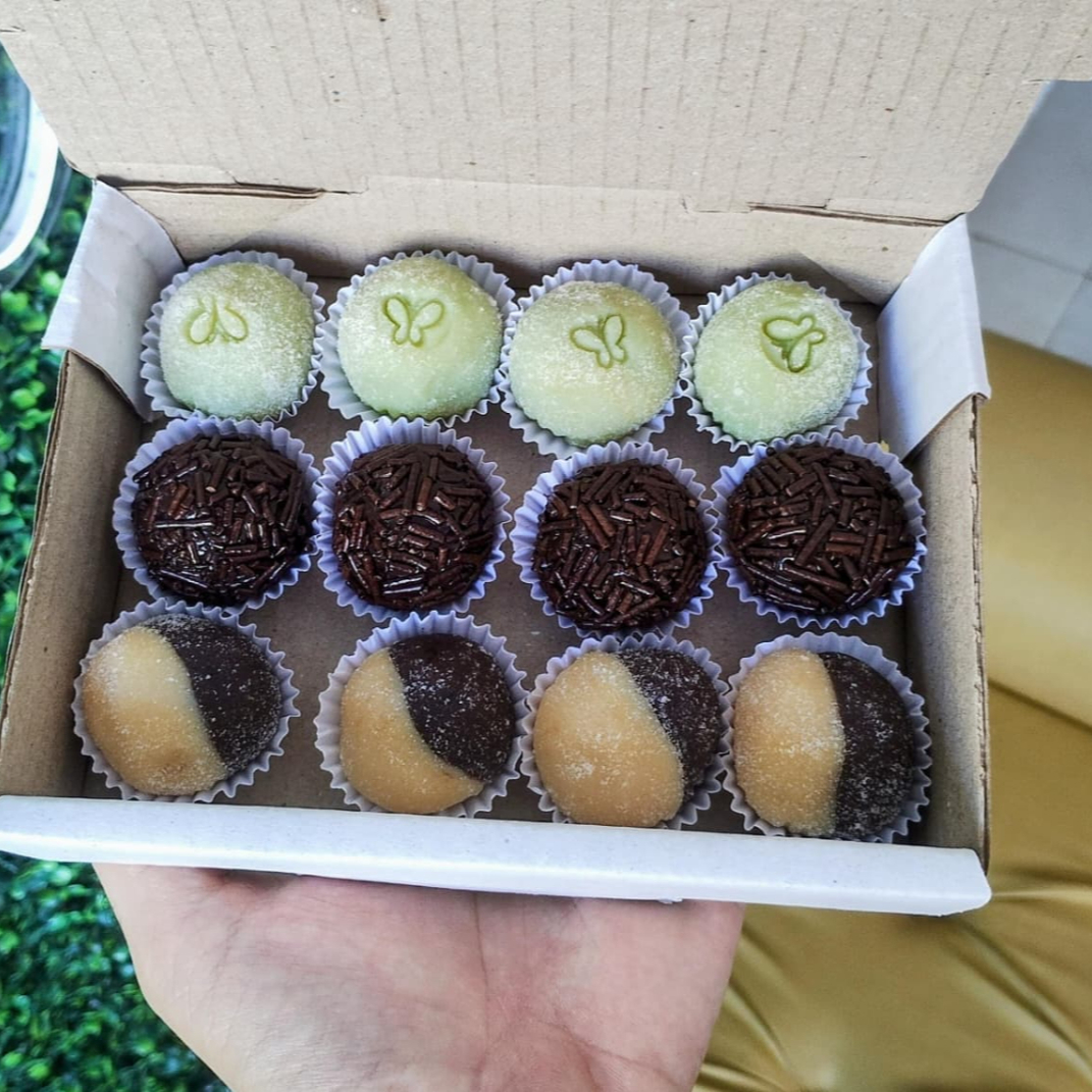 Escolha 12 unidades de docinhos entre: Brigadeiros, Bem casado e surpresa de uva