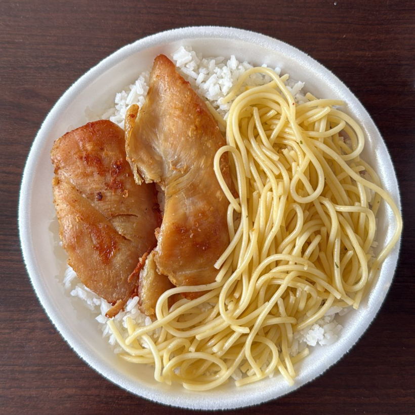 Arroz, feijão, macarrão, file na chapa + cortesia
