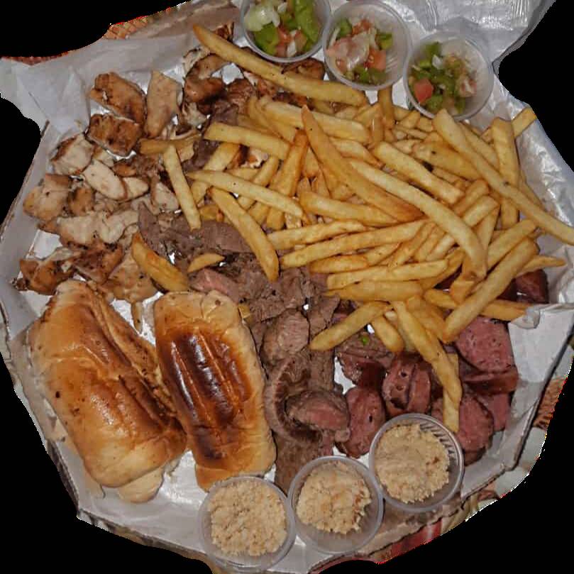 Carne, linguiça, filezinho de frango, pão de alho caseiro, molho, farofa batata frita ou aimpim