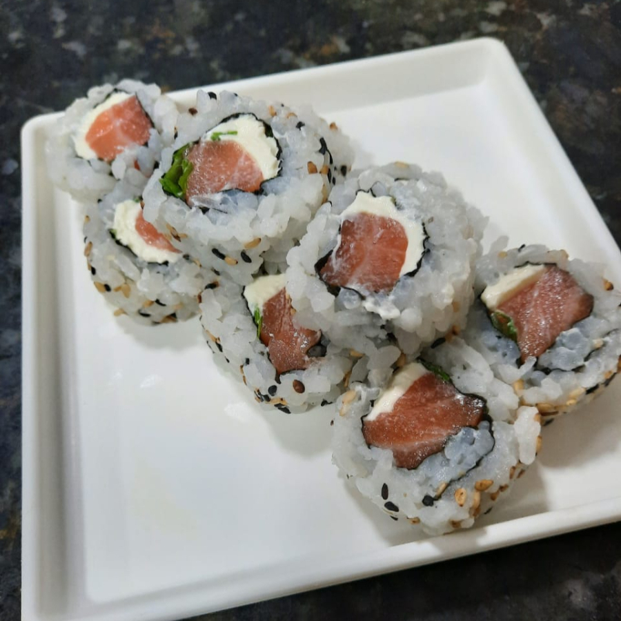 Arroz invertido, cream cheese, salmão e gergelim