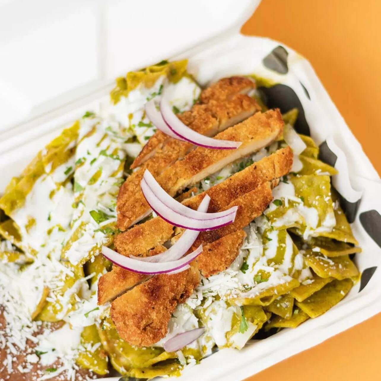 CHILAQUILES  CON MILANESA DE PECH. DE POLLO.