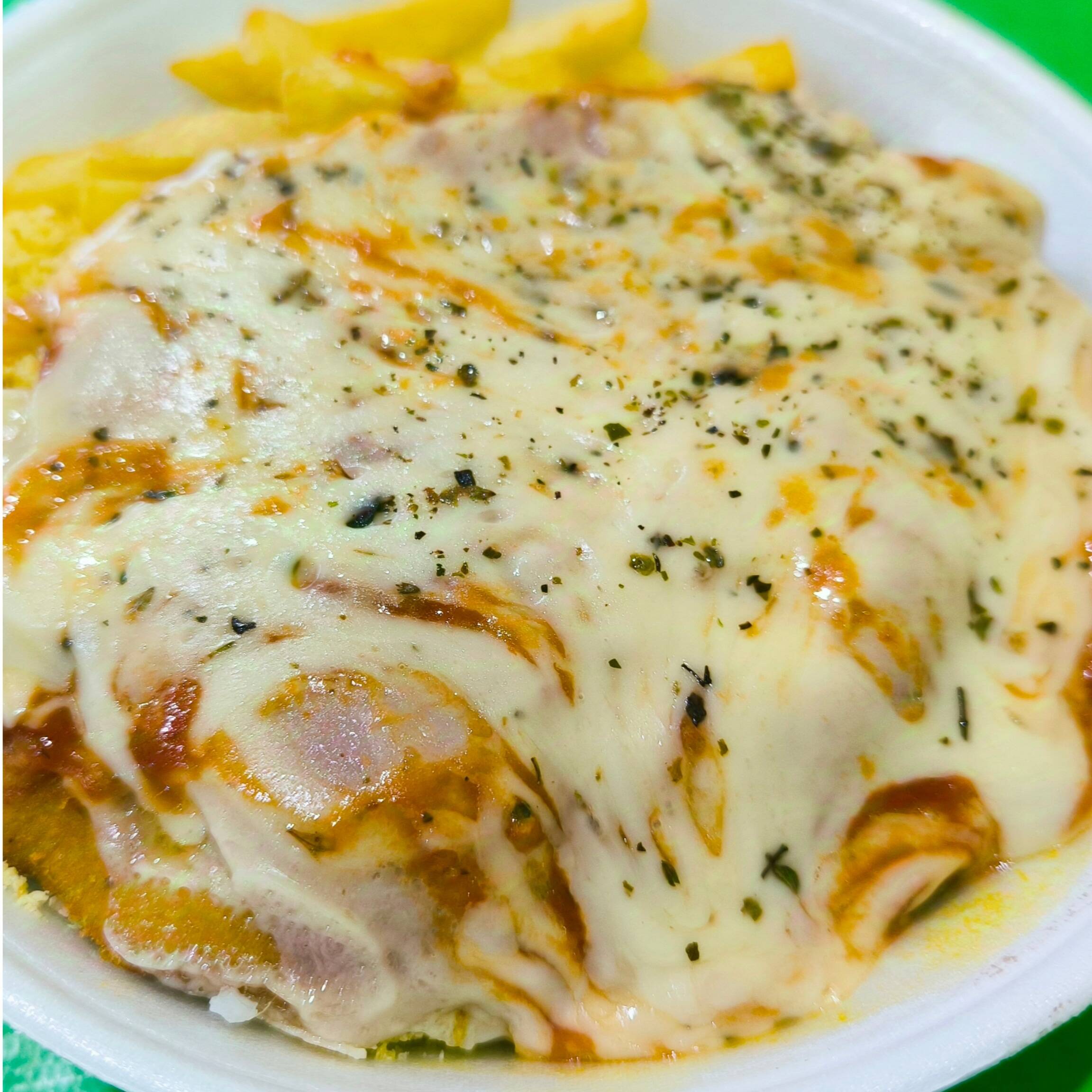 Frango a passarinho com arroz, feijão, macarrão,farofa e um acompanhamento