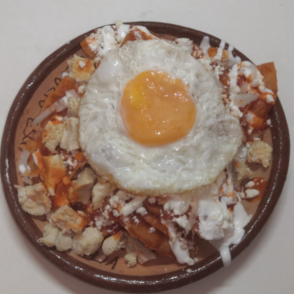 CHILAQUILES ROJOS COMBINADOS PECHUGA Y UN HUEVO 🍳