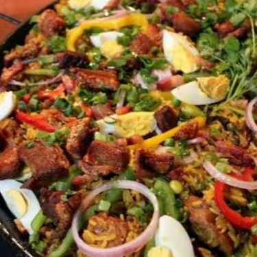 Todo o sabor mineiro traduzido em uma só refeição. A incostetável linguiça mineira com couve cortados à mineira, acompanhados de um feijão tropeiro e arroz branquinho.