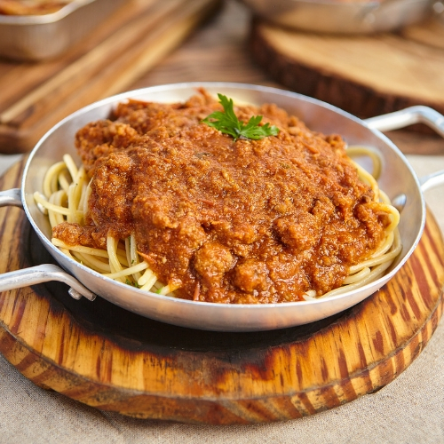 Espaguete, com um delicioso molho bolonhesa feito em casa, duvido não se apaixonar.