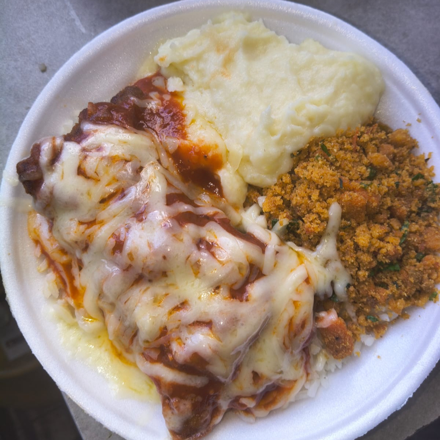 Arroz, feijão, purê de batata, farofa,bife de vaca a parmegiana