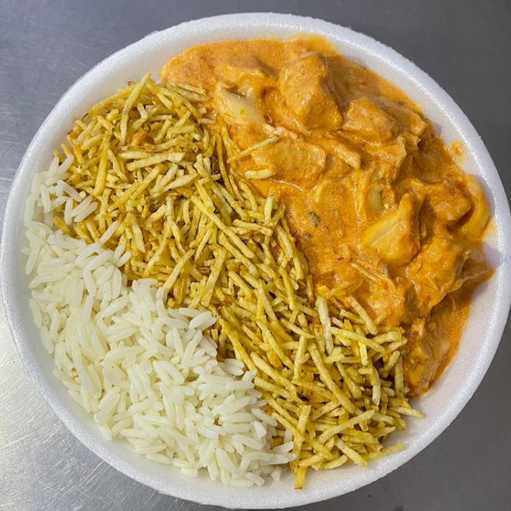 Feito com peito de frango macio ao molho cremoso, acompanhado de arroz e batata palha crocante.