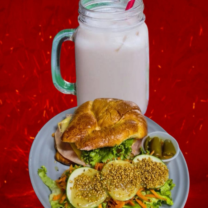 Cuernito de Pechuga de PAVO y 1 Agua del Dia 500ml