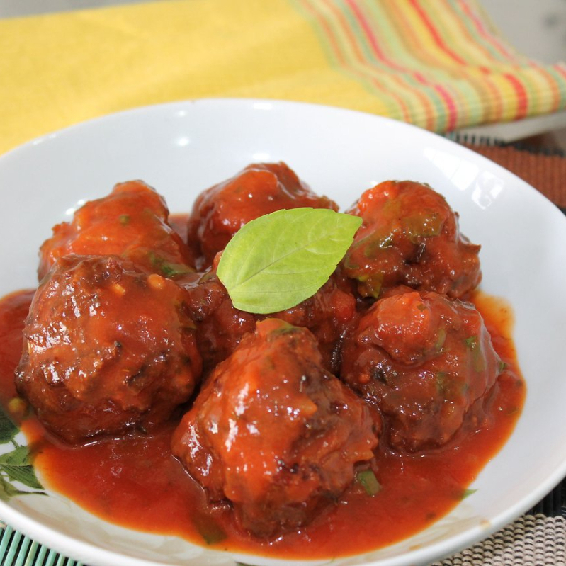 MARMITA 'M' ACOMPANHADA DE ALMÔNDEGAS AO MOLHO, LASANHA, LEGUMES, ARROZ E FEIJÃO PRETO OU BRANCO