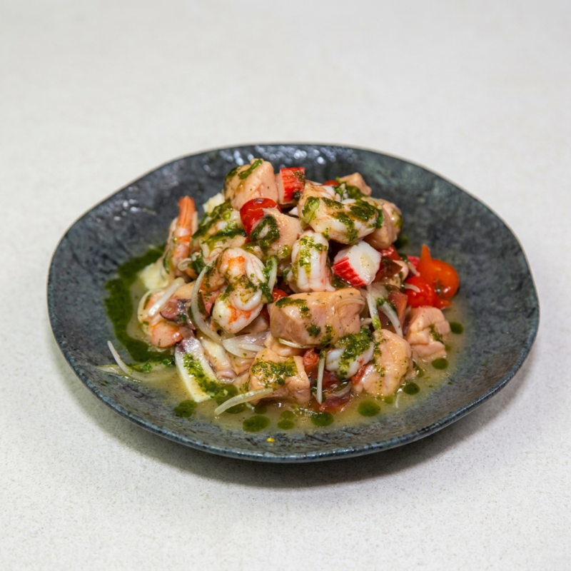 Ceviche (250g), cuidadosamente marinados em uma mistura vibrante de limão siciliano e laranja. o prato é levemente picante, oferecendo um contraponto perfeito à acidez cítrica.