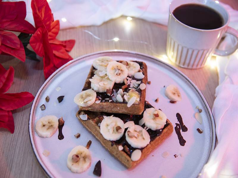 WAFFLES CON CHOCOLATE Y PLATANO