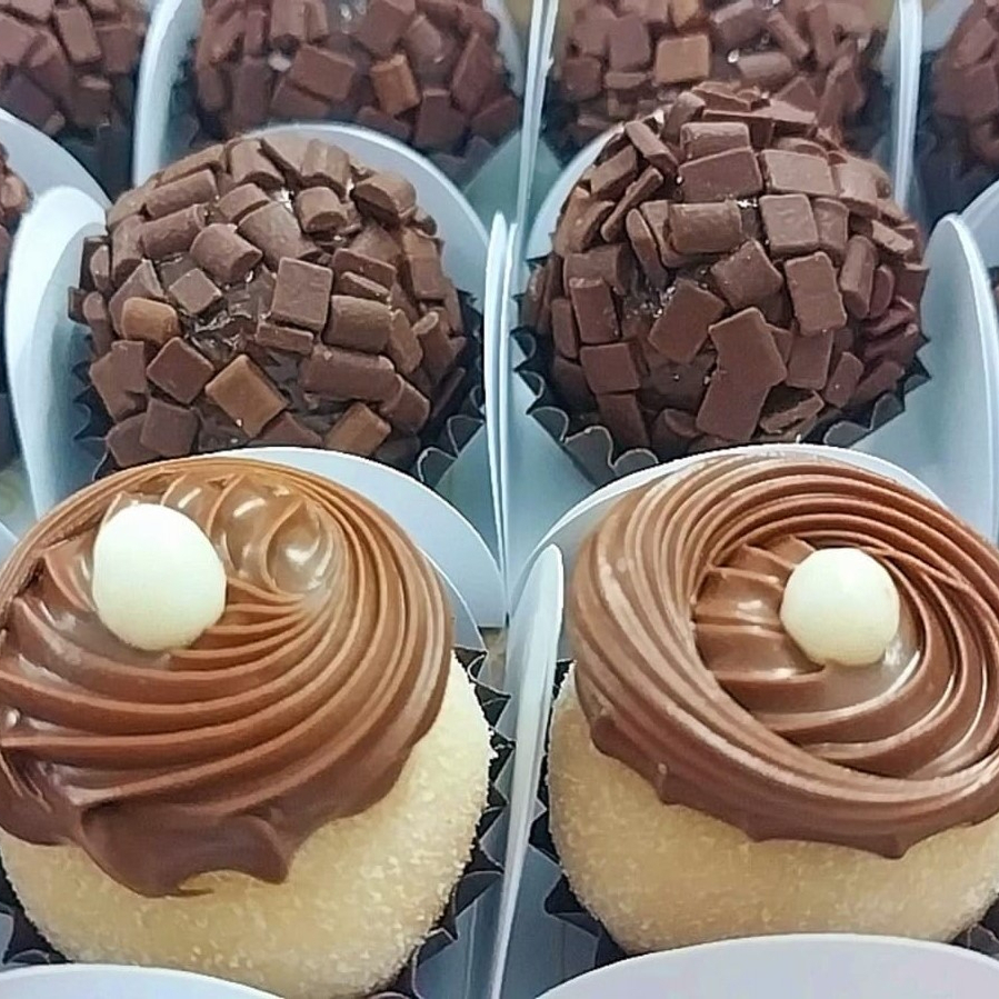 Contém 2 Brigadeiros Belga e 2 Brigadeiros Ninho com Nutella Peso: 20 gramas cada um Contém 4 unidades. - Atendendo às melhores práticas de confeitaria, nosso produto é mantido semicongelado para maior frescor e qualidade.