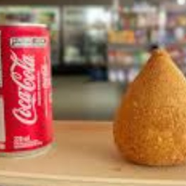 1 Coxinha de frango 130g + 1 Coca-Cola lata 220ml.