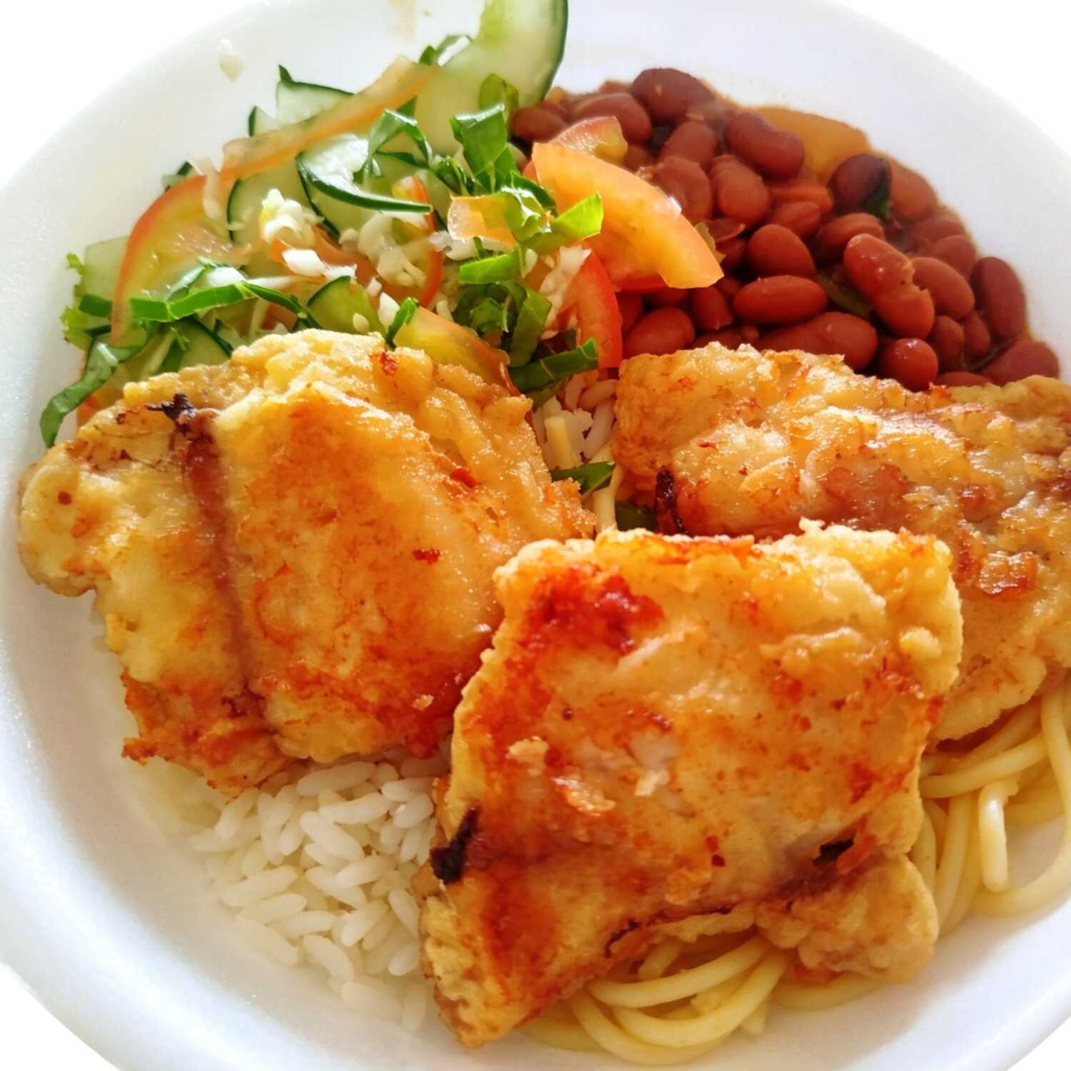 Acompanha: arroz, feijão, macarrão, farofa, salada