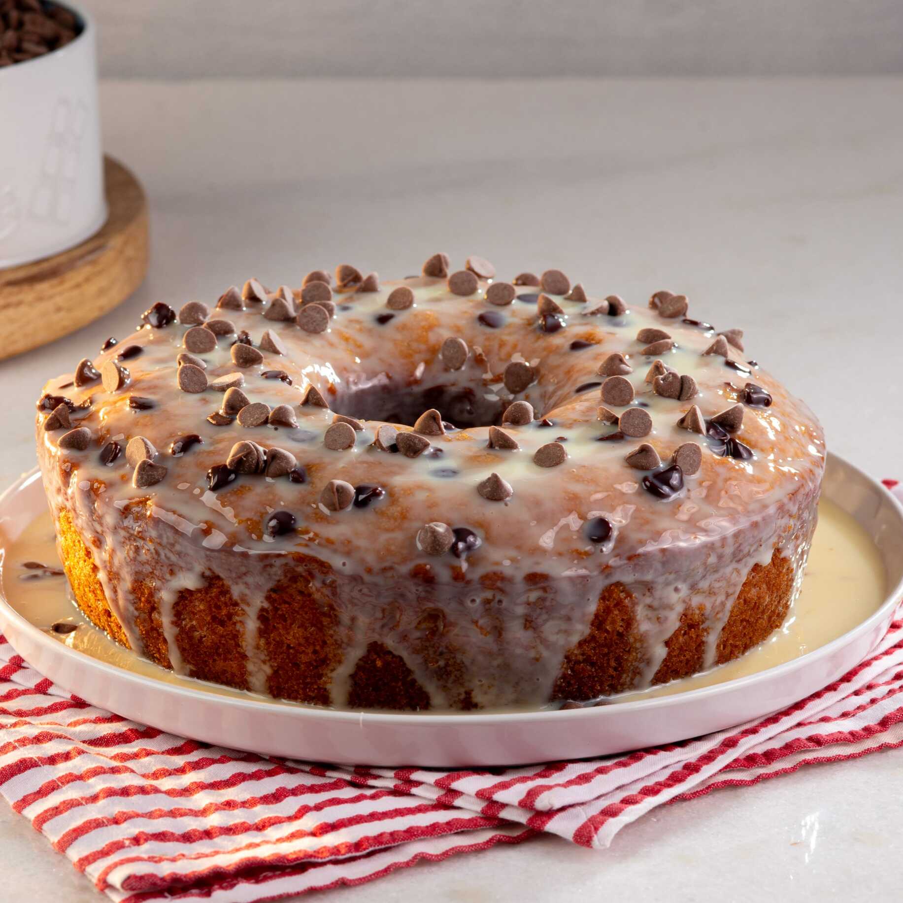 Delicioso Bolo caseiro de leite, com gotas de chocolate na massa. Opção de cobertura: calda de chocolate ou leite de condensado com gotas de chocolate. Imagem meramente ilustrativa.

Bolo pequeno serve até 8 fatias
Bolo grande serve até 16 fatias