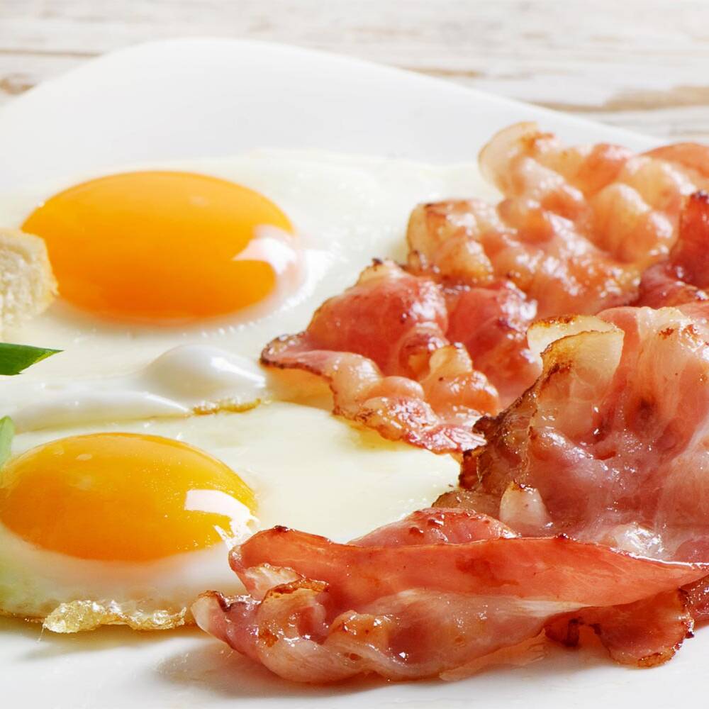 HUEVOS ESTRELLADOS TOCINO CON GUISO A ELEGIR