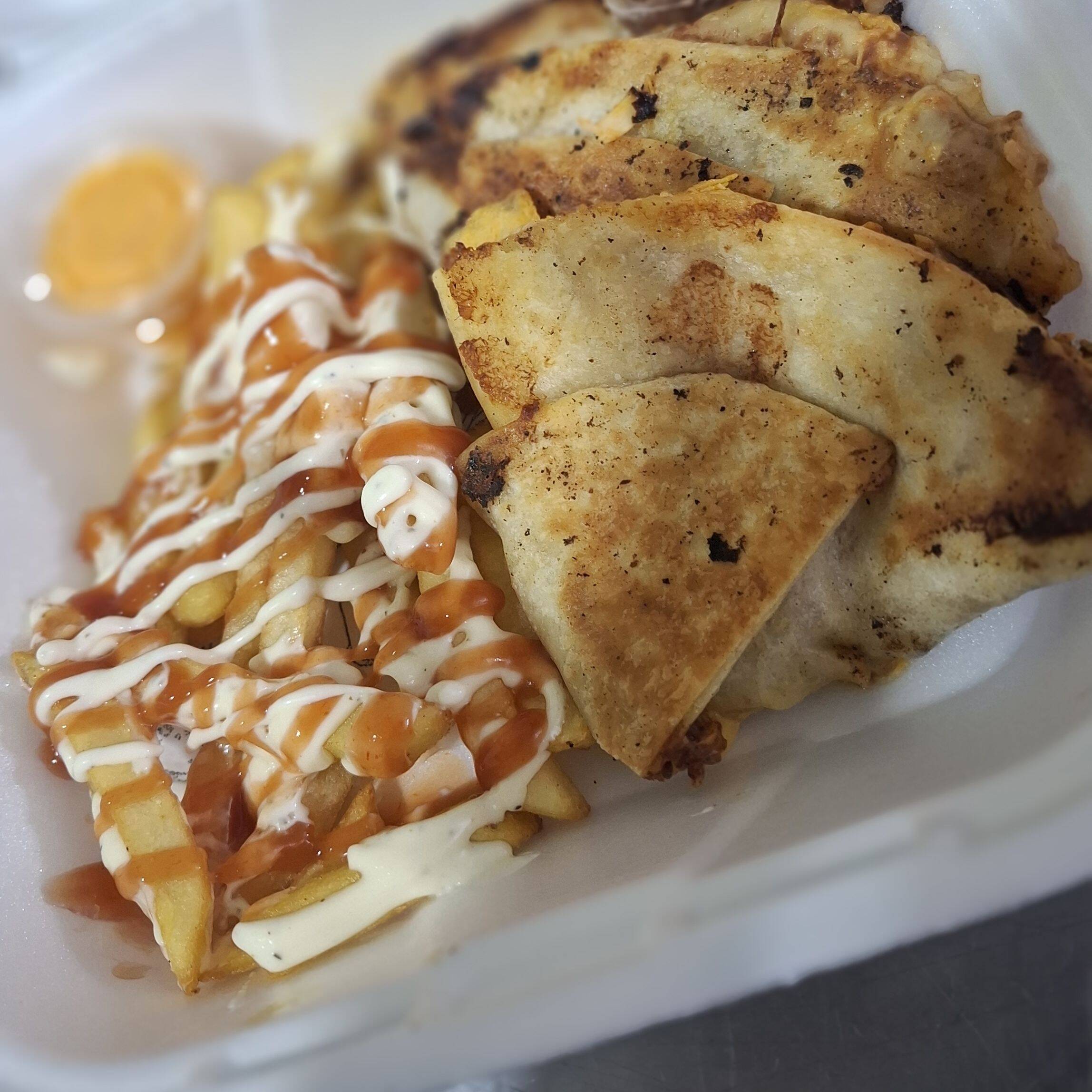 Quesadillas + Papas Fritas con té frío