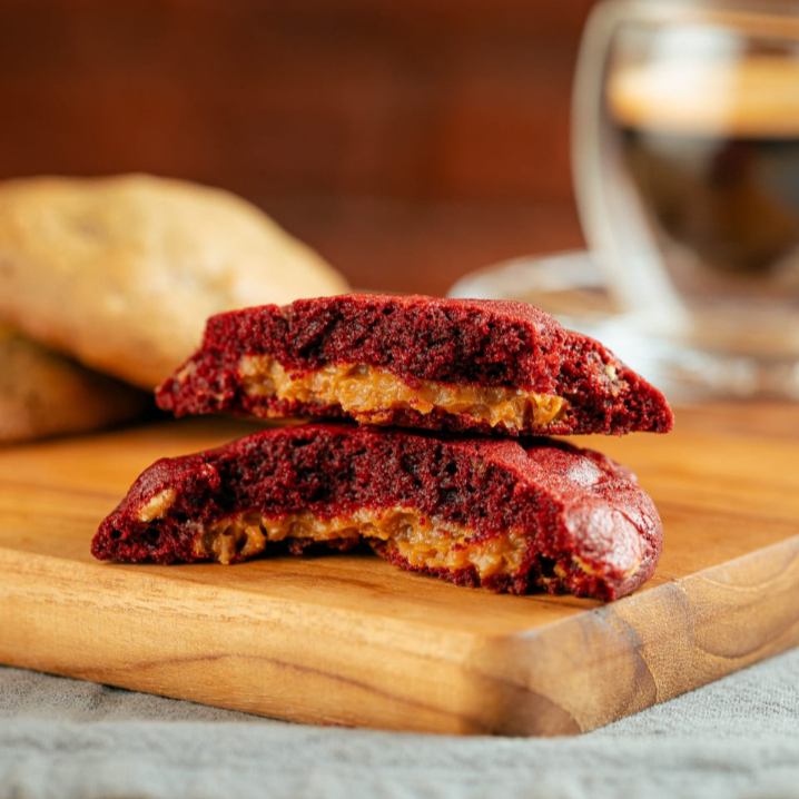 Massa red velvet com gotas de chocolate branco e recheio de doce de leite