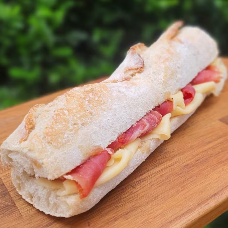 1/2 Baguette francesa de longa fermentação natural, presunto parma san danielle, queijo estepe e geléia de maçã sagrado