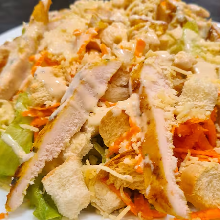 A Salada Ceaser é uma reinterpretação sofisticada de um clássico. Composto por alface americana, crocantes croutons e suculentas iscas de frango marinadas, essa delicia é finalizada com lascas de parmesão e um molho especial. Este prato traz uma mistura harmoniosa de sabores e texturas, que combinados, criam uma experiência gastronômica única. Perfeito para os amantes de saladas que buscam por uma opção leve, porém rica em sabor e personalidade