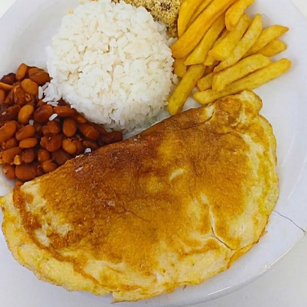 Marmita com Arroz, feijão, batata frita e nosso omelete com queijo.