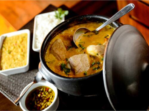 De origem indígena com toques cearenses. Nossa moqueca é feita com tomate, cebola e pimentõesrefogados, pimenta de cheiro, acrescidas de leite de coco, azeite de dendê e coentro.