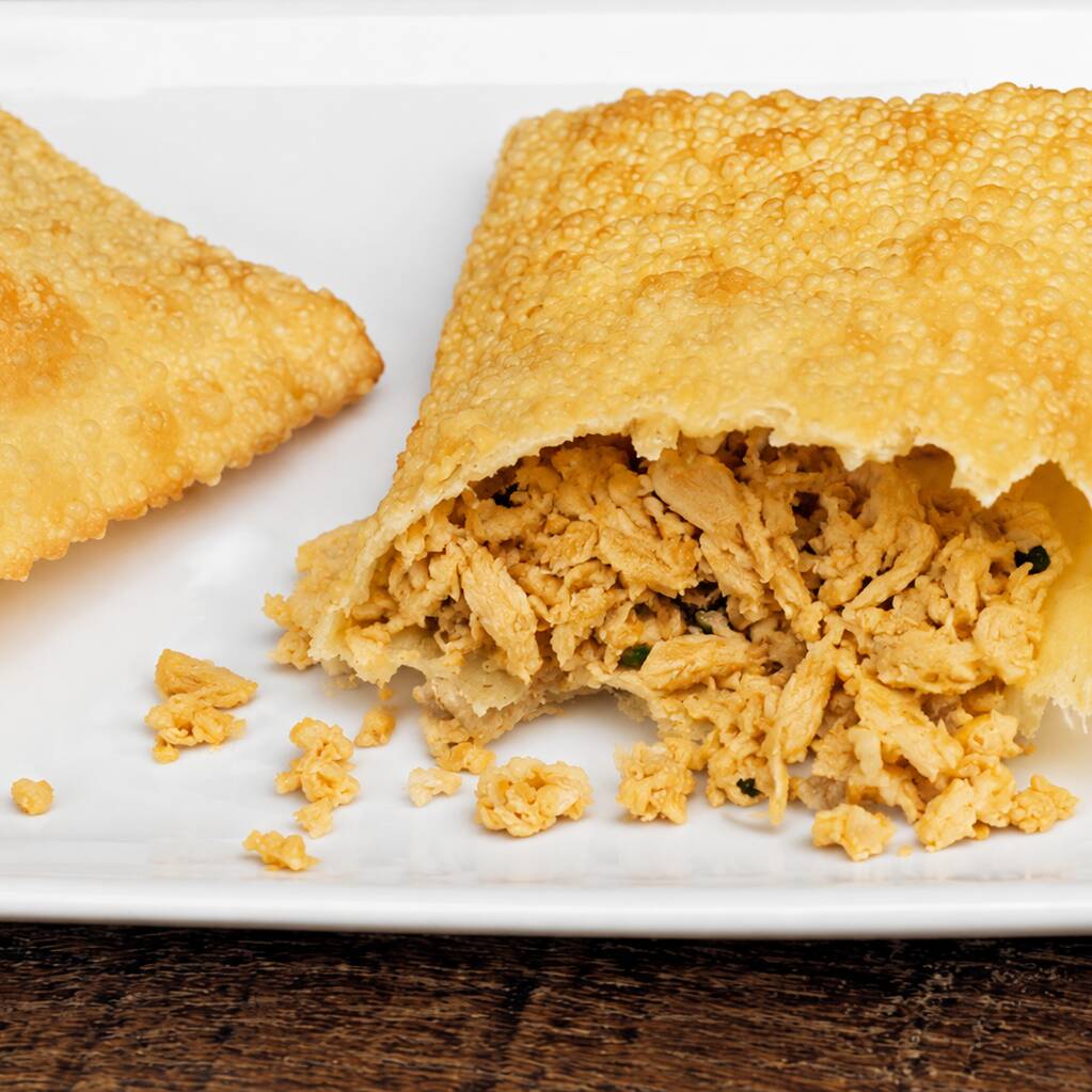 Clássico e irresistível! Massa leve, fina e crocante, frita na hora, recheada com frango desfiado temperado com ingredientes selecionados, garantindo muito sabor em cada mordida. Servido sempre quentinho e preparado na hora para chegar até você com máxima qualidade.