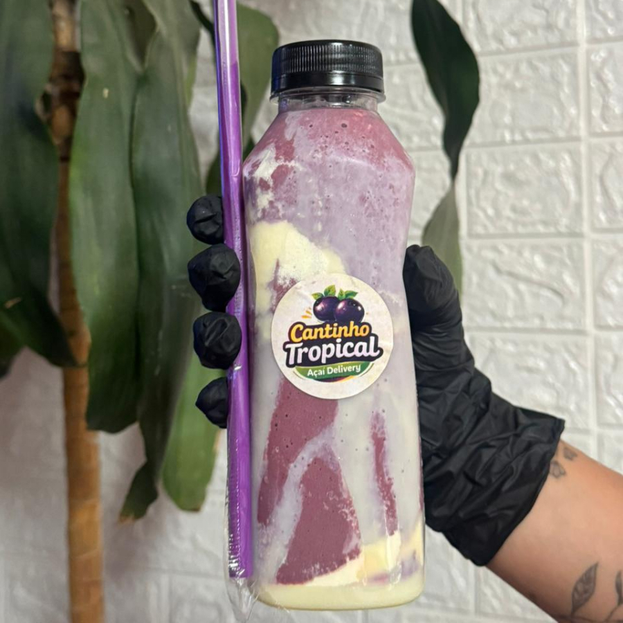 Açaí batido com leite, banana, leite condensado, e leite em pó cremoso.