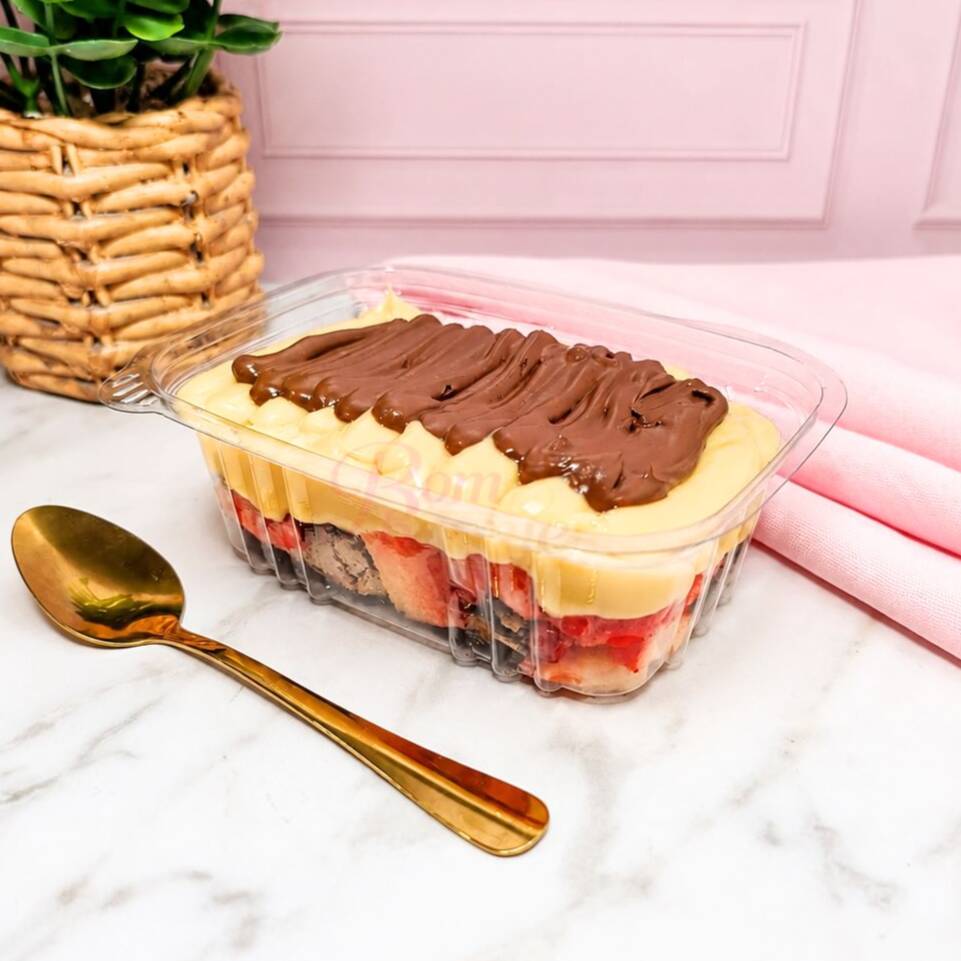 Nosso brownie delicioso coberto com nosso recheio extremamente cremoso de brigadeiro branco e com morangos, finalizado com Nutella.
.
Peso Aprox.: 250g
Serve 1 pessoa.