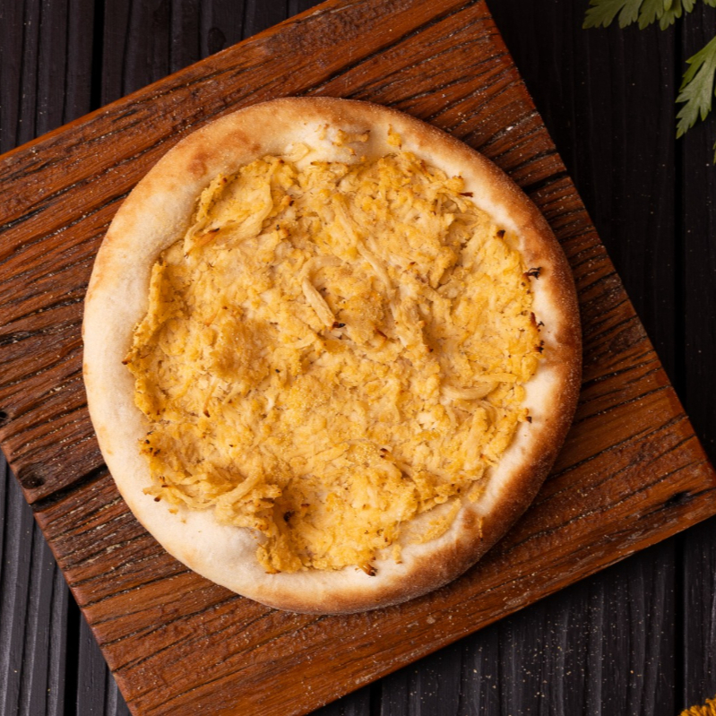 Esfiha com Frango desfiado feito 100% em no Bedu. Cozido por horas e desfiado à mão, ele se junta à nossa massa para sair douradinho do forno. Para quem gosta de um frango bem temperado, essa é a sua pedida.