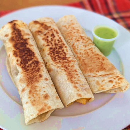 Burrito de Harina Rellenos + Bebida Refrescante