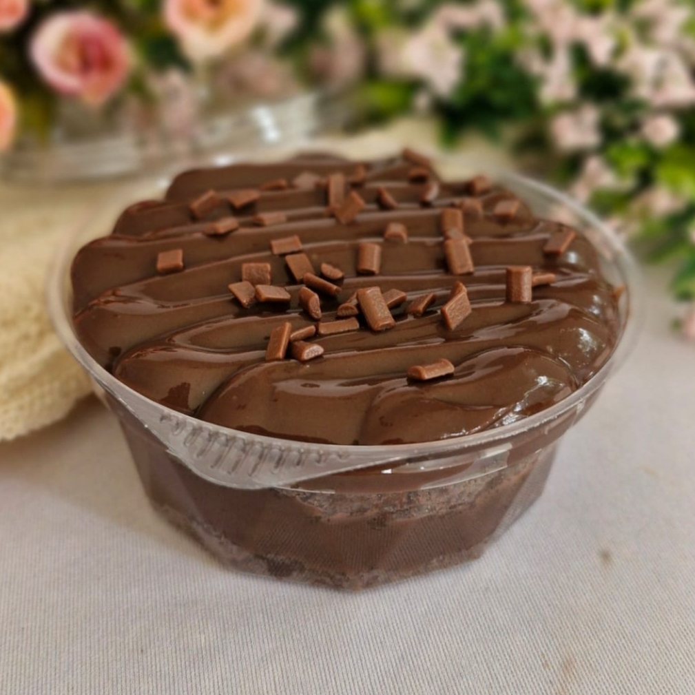 Delicioso bolo de chocolate com massa fofinha e molhadinha, e brigadeiro cremoso de chocolate. Aprox.: 220gr