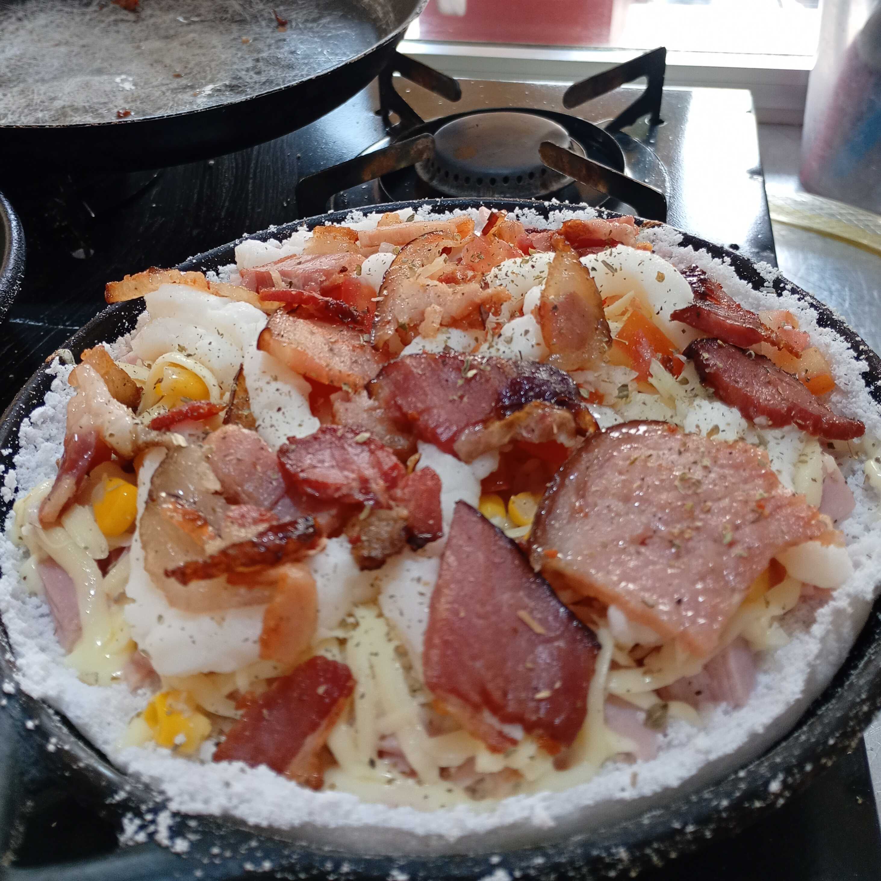 Bacon, queijo mussarela, presunto, tomate, cebola, milho, orégano, e adicional