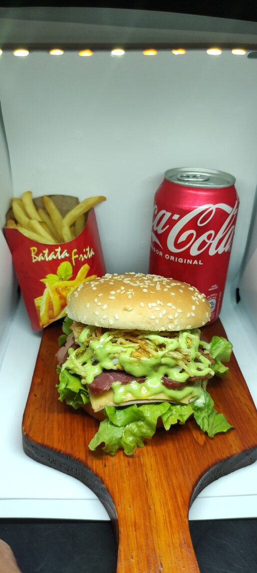 Lstudo ( Pão , carne , queijo, presunto, calabresa, bacon , salada , ovo , molho verde e ketchup ) + batata frita + refrigerante lata