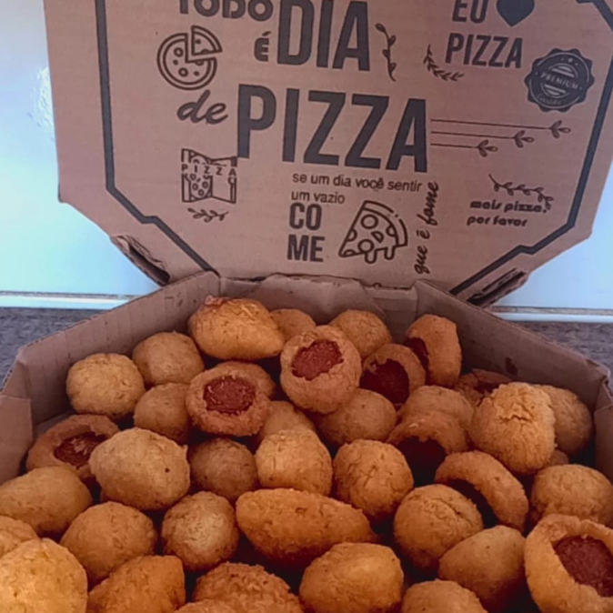 experimente 50 salgadinhos mistos ,uma combinacao perfeita de frango ,queijo com presunto ,carne e salsicha.