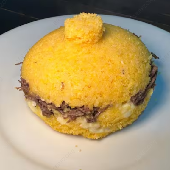 Cuscuz fofinho, costela desfiada e queijo coalho ralado.