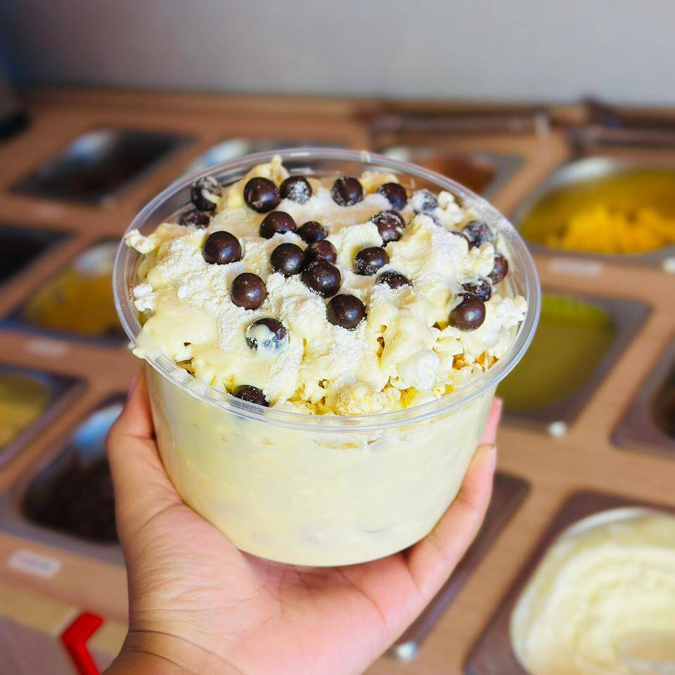 Pipoca de 1 litro com sabor de creme de leite Ninho e pedaços de Chocoball. Uma combinação deliciosa que transforma cada pipoca em uma experiência irresistível. Ideal para um lanche especial ou como acompanhamento de filmes.