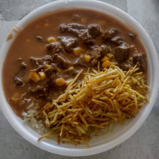 ARROZ, CARNES NOBRE CORTADAS EM CUBO E COZIDAS COM MOLHO DE TOMATE E CREME DE LEITE ACOMPANHA BATATA PALHA