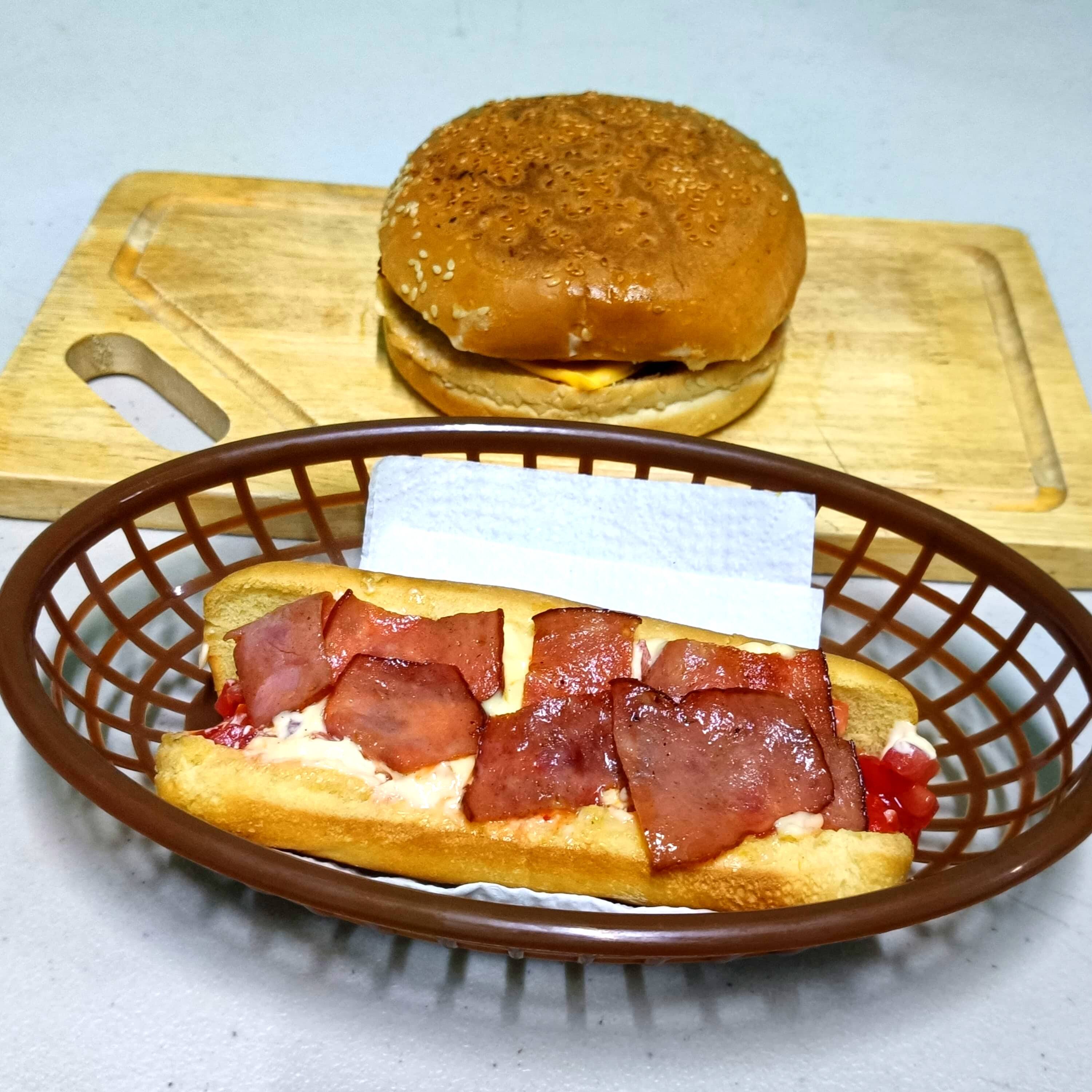 Hamburguesa Chica y Hot Dogs
