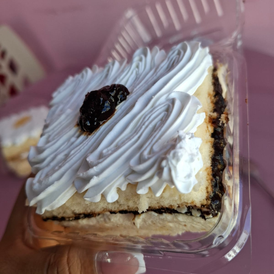 Massa branca com recheio de Ninho e doce de ameixa